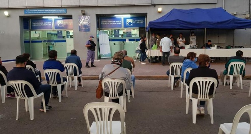 Comienza el pago a estatales: hoy, cobran pasivos con DNI terminados en 0,1 y 2