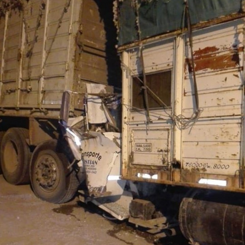 Ruta Nacional 89:  ACCIDENTE FATAL ENTRE DOS CAMIONES (Entre Pinedo y Capdevila)