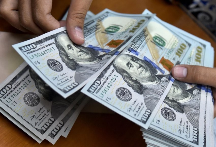 El dólar blue continúa rompiendo récords y cotiza a $239: el BCRA compró otros USD 150 millones