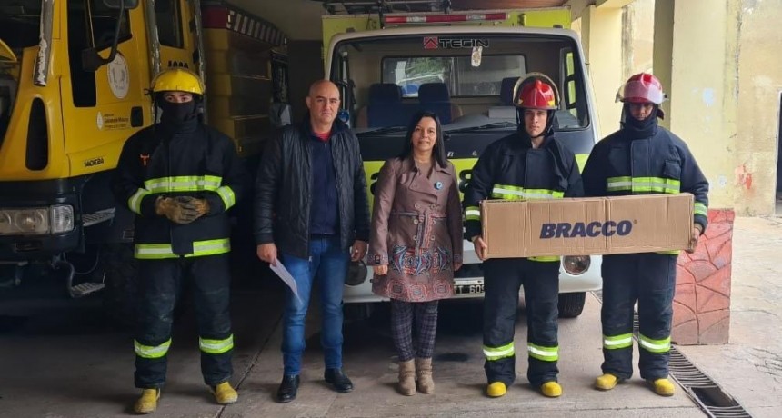 Villa &Aacute;ngela: LILIANA PASCUA DON&Oacute; UN ENGANCHE REFORZADO PARA LA DIVISI&Oacute;N DE BOMBEROS DE LA CIUDAD