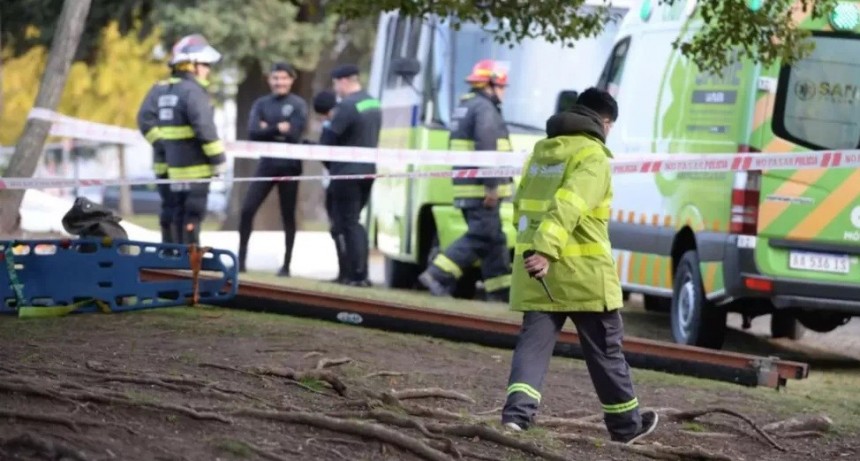 Encuentran el cuerpo de un hombre flotando en un lago