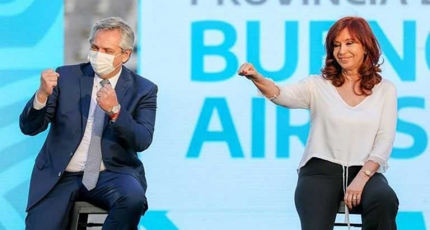 Alberto Fern&aacute;ndez y Cristina Kirchner al frente del acto por los 100 a&ntilde;os de YPF