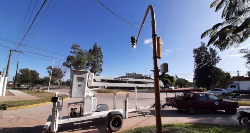 Villa &Aacute;ngela: EL MUNICIPIO INSTALA NUEVO SEM&Aacute;FORO EN INTERSECCI&Oacute;N HRYNIEWICKI Y AV. BITTEL