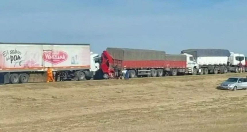 Dos autos fueron aplastados por camiones y hubo muertos