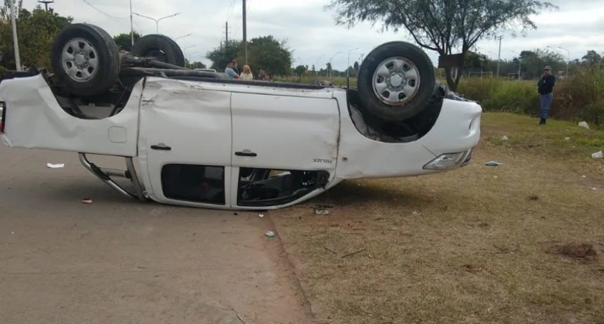 S&aacute;enz Pe&ntilde;a: Una camioneta qued&oacute; dada vuelta en un impresionante accidente de tr&aacute;nsito