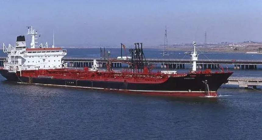 Arriban al pa&iacute;s 14 barcos con gasoil para paliar la crisis