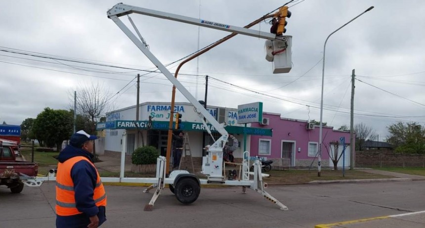 EL MUNICIPIO INSTALA UN NUEVO SEM&Aacute;FORO EN ALEM Y BITTEL