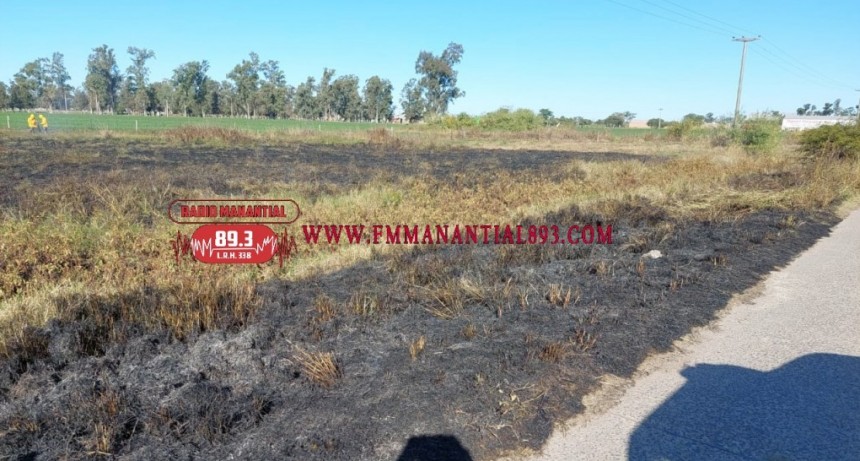 Villa &Aacute;ngela: LA DIVISI&Oacute;N DE BOMBEROS INTERVINO EN UN INCENDIO DE PASTIZALES SOBRE AV. LORENZO COBELLO