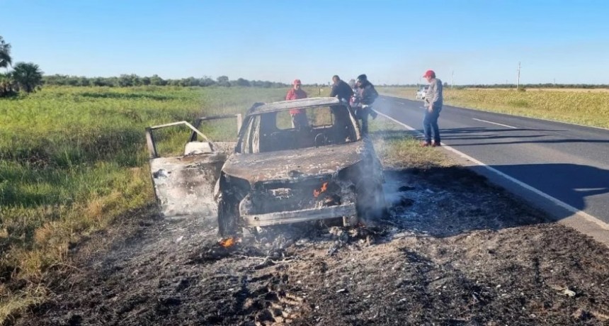 Parguayos ven&iacute;an a Resistencia y se les incendi&oacute; el auto