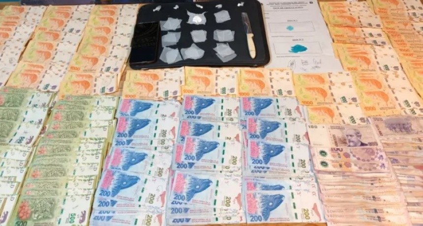 Allanaron la casa de un dealer que vend&iacute;a coca&iacute;na, lo detuvieron y secuestraron $247.000 en Tirol