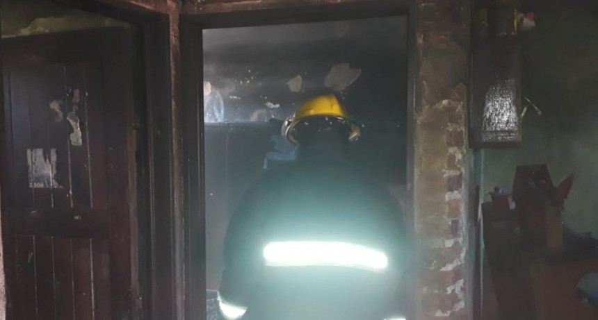 Villa &Aacute;ngela: BOMBEROS DEBIERON ACTUAR ANTE EL INCENDIO DE UNA VIVIENDA ENTRE CALLES JUJUY Y DONOVAN