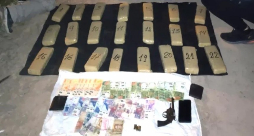 Transportaban 22 panes de marihuana de Campo Largo a S&aacute;enz Pe&ntilde;a y los detuvieron