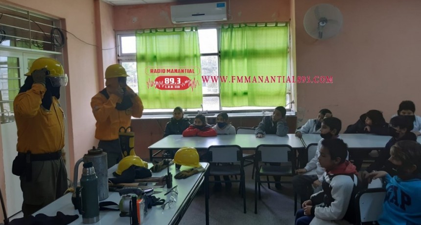 Villa &Aacute;ngela: LA DIVISI&Oacute;N DE BOMBEROS DE POLICIA REALIZ&Oacute; UNA CAPACITACI&Oacute;N PARA DOCENTES Y ALUMNOS DE LA ESCUELA E. E. P N&deg;1057