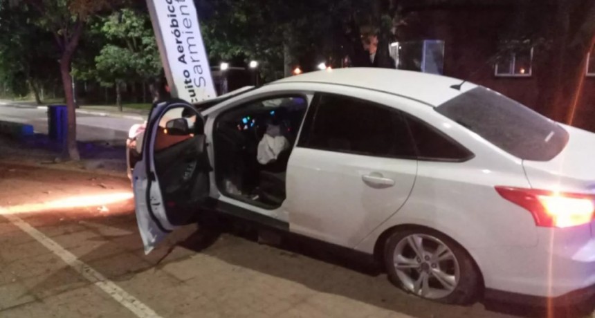 Perdi&oacute; el control y choc&oacute; un cartel en la avenida Sarmiento