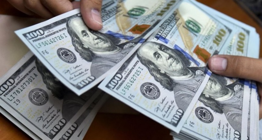 El d&oacute;lar blue contin&uacute;a rompiendo r&eacute;cords y cotiza a $239: el BCRA compr&oacute; otros USD 150 millones