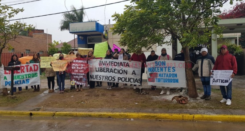 Villa &Aacute;ngela: FAMILIARES DE LOS POLIC&Iacute;AS DETENIDOS POR EL CASO &ldquo;BRAVO&rdquo; DE CHARATA SE MANIFESTARON FRENTE A TRIBUNALES