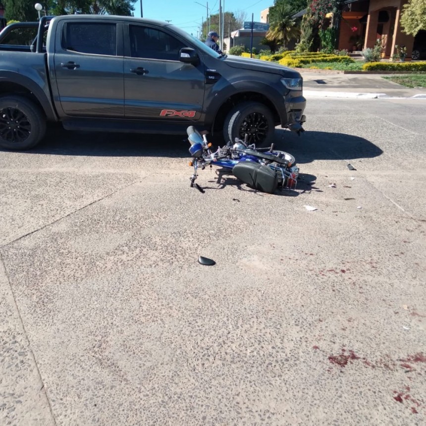 La Clotilde: DOS MUJERES QUE CIRCULABAN EN MOTO TERMINARON LESIONADAS AL IMPACTAR CON UNA CAMIONETA 