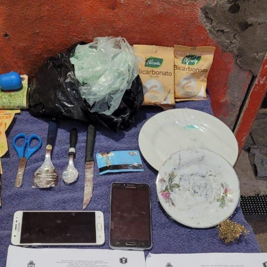 Villa &Aacute;ngela: ALLANARON UNA VIVIENDA, SECUESTRARON DROGA, CELULARES Y APREHENDIERON A DOS MUJERES