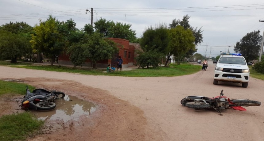 Villa Berthet: DOS J&Oacute;VENES RESULTARON LESIONADOS TRAS CHOCAR ENTRE S&Iacute; CON SUS MOTOCICLETAS