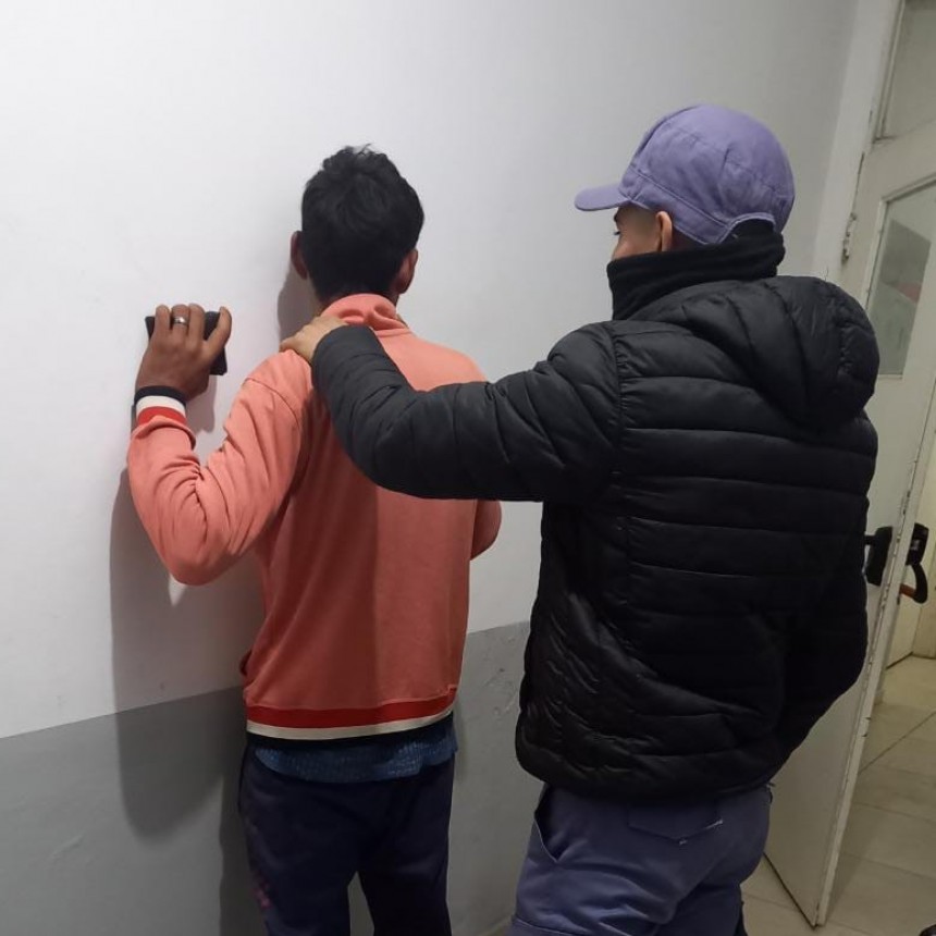 San Bernardo: APREHENDEN A UN JOVEN CON FRONDOSO PRONTUARIO POR INGRESAR A UN DOMICILIO,  ROBAR UNA CAMPERA Y UNA BILLETERA CON M&Aacute;S DE 20 MIL PESOS