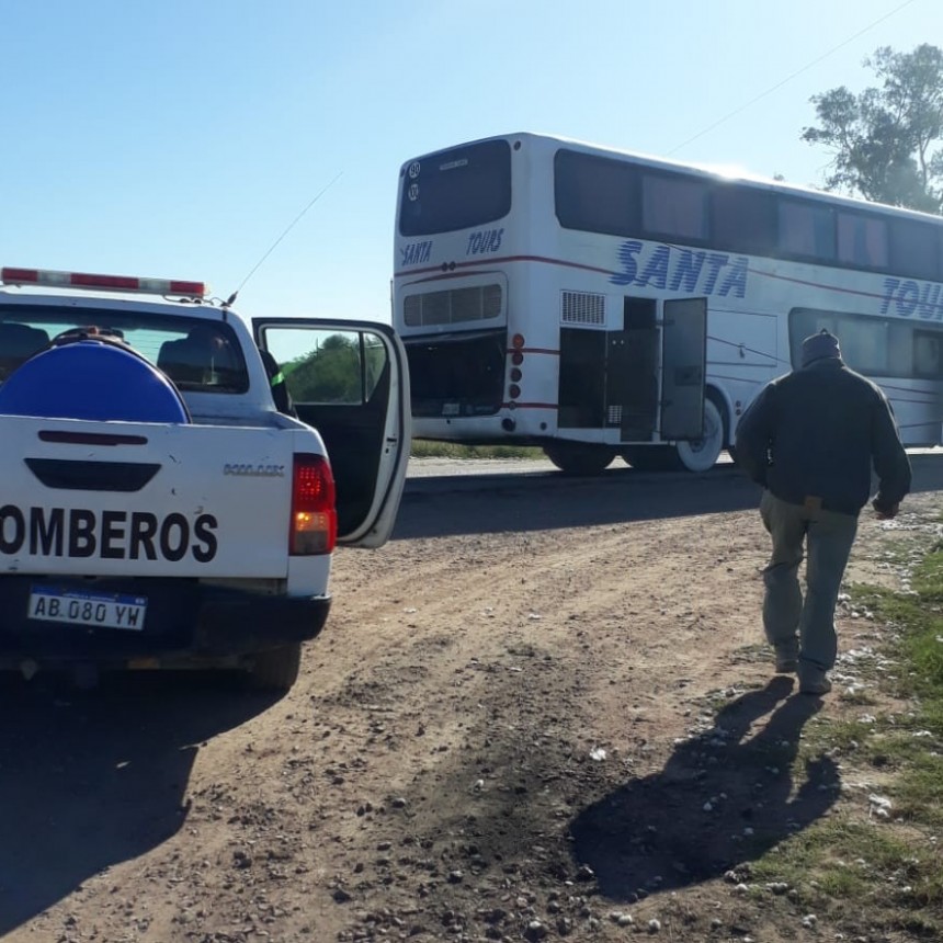 Colonia &ldquo;El Pastoril&rdquo;: UN COLECTIVO DE LARGA DISTANCIA SUFRI&Oacute; DESPERFECTO MEC&Aacute;NICO CON DERRAME DE COMBUSTIBLE 