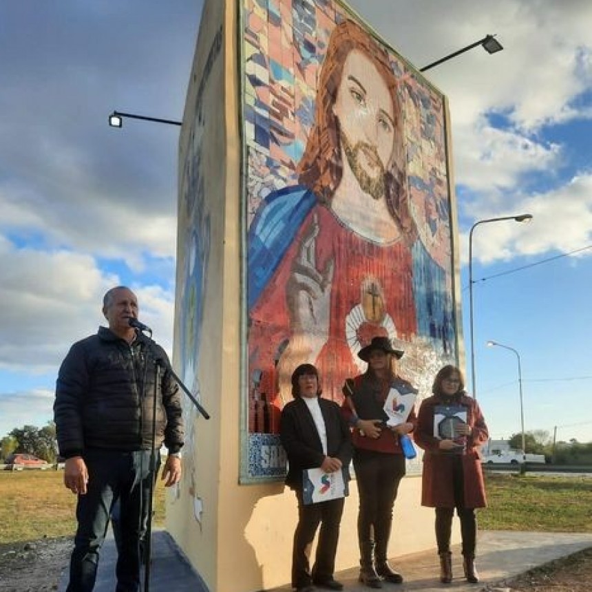 Villa &Aacute;ngela: EL INTENDENTE PAPP ACOMPA&Ntilde;&Oacute; LA BENDICI&Oacute;N DEL MURAL CON LA IMAGEN DEL SAGRADO CORAZ&Oacute;N DE JES&Uacute;S 