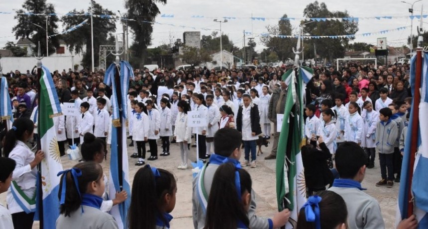 Villa &Aacute;ngela: EL INTENDENTE PAPP TOM&Oacute; LA PROMESA DE LEALTAD A LA BANDERA A ALUMNOS DE 10 ESCUELAS