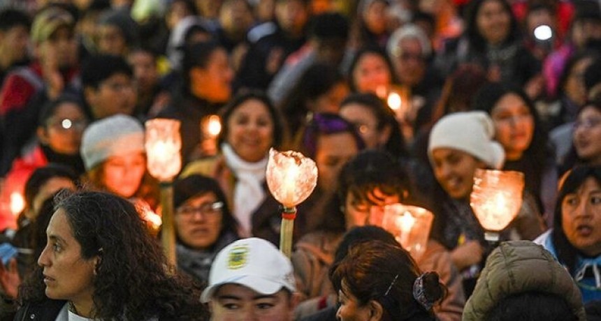 El juje&ntilde;azo no se apaga: MASIVA MARCHA DE ANTORCHAS PARA MANTENER EL RECHAZO A LA CONSTITUCI&Oacute;N DE MORALES