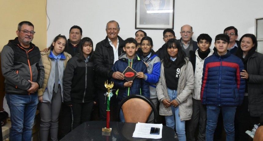 Villa &Aacute;ngela: EL INTENDENTE PAPP RECIBI&Oacute; A ESTUDIANTES DE LA EET 25 QUE LOGRARON EL 1ER PREMIO EN LA FERIA DE CIENCIAS PROVINCIAL