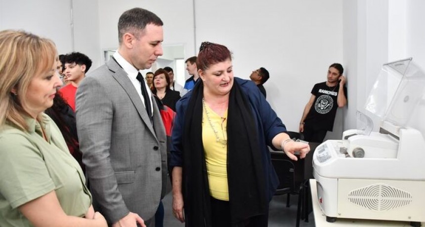 UNCAUS INAUGUR&Oacute; SU LABORATORIO DE &Oacute;PTICA OFT&Aacute;LMICA PARA EL DICTADO DE LA CARRERA DE &Oacute;PTICO T&Eacute;CNICO CONTACT&Oacute;LOGO