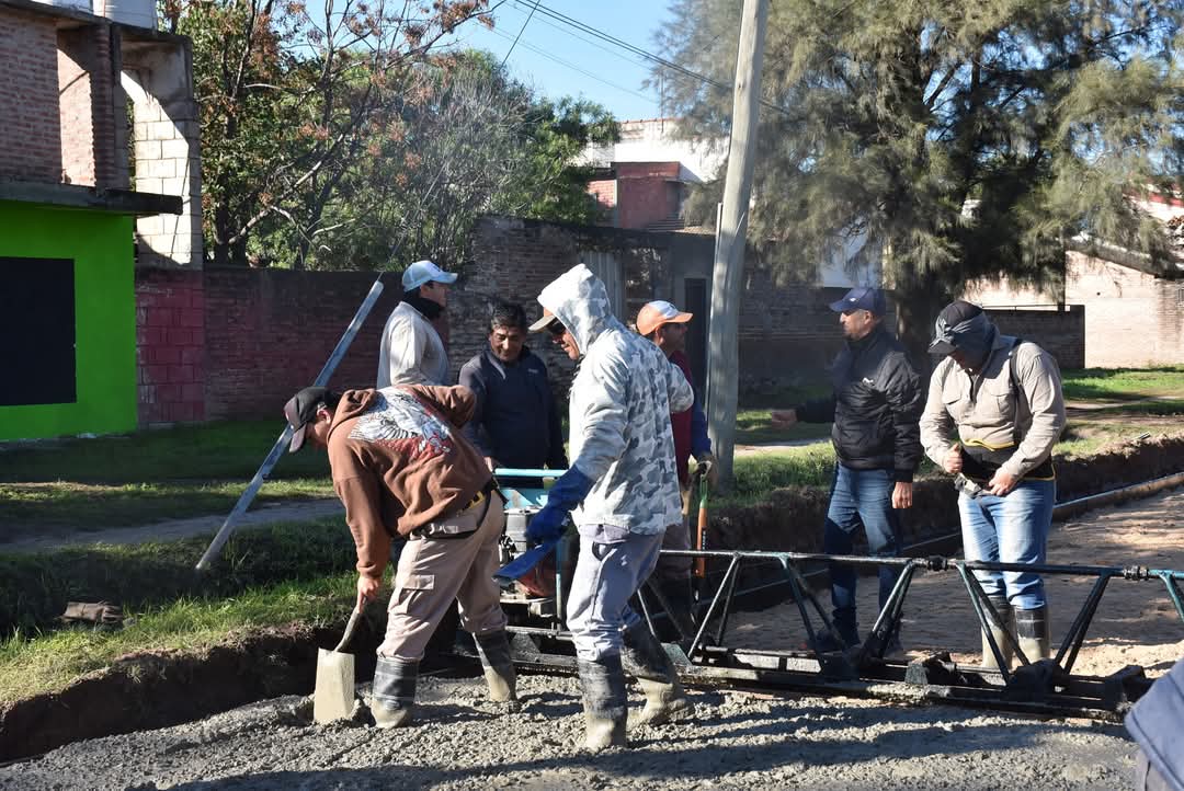 MUNICIPALIDAD DE VILLA ÁNGELA INICIA NUEVA OBRA DE PAVIMENTACIÓN EN CALLE PADRE EDUARDO HRYNIEWICK