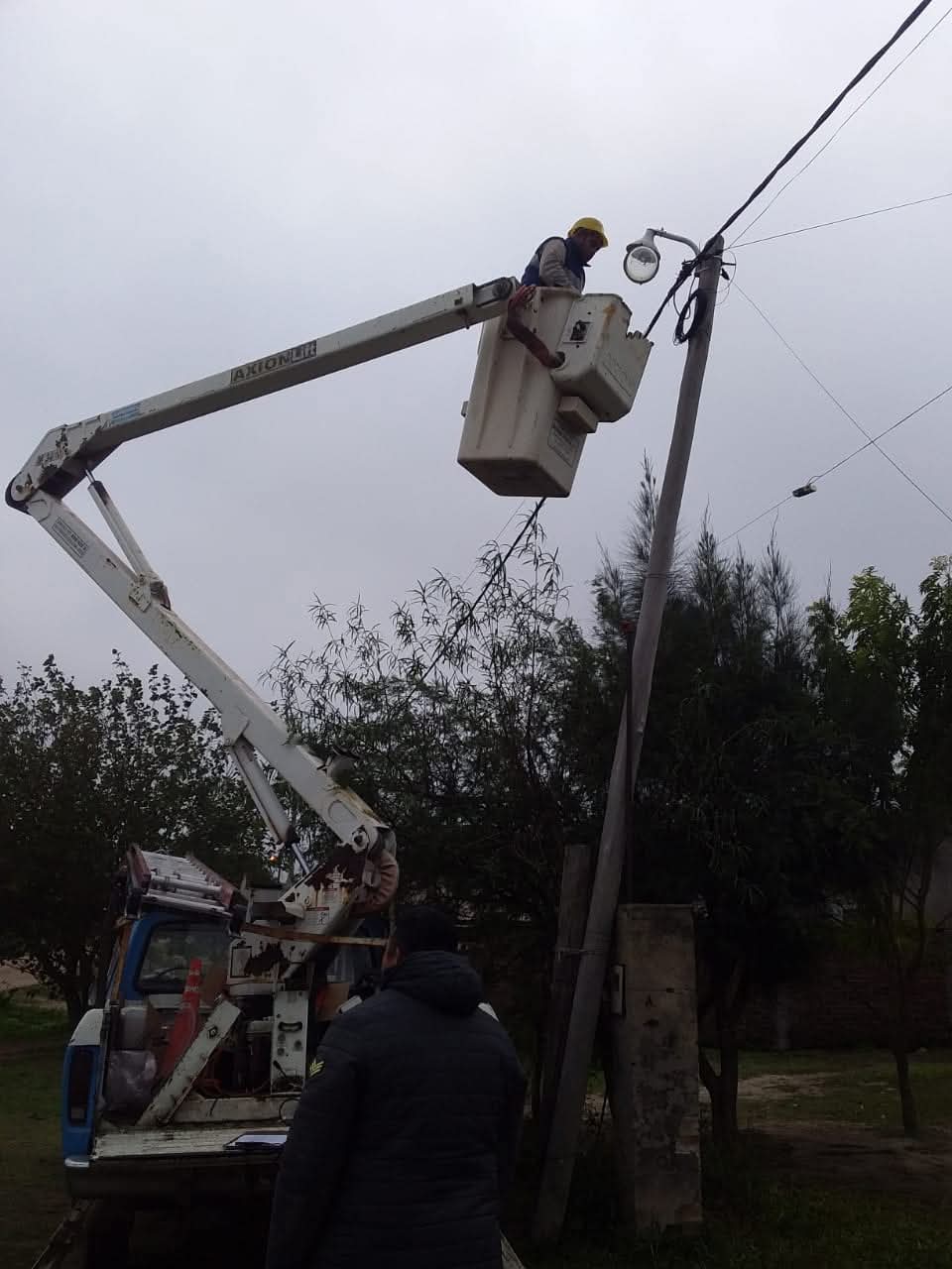 VILLA ÁNGELA: EL MUNICIPIO TRABAJA EN LA MEJORA Y REFACCIÓN DEL ALUMBRADO PUBLICO EN QUINTA 5