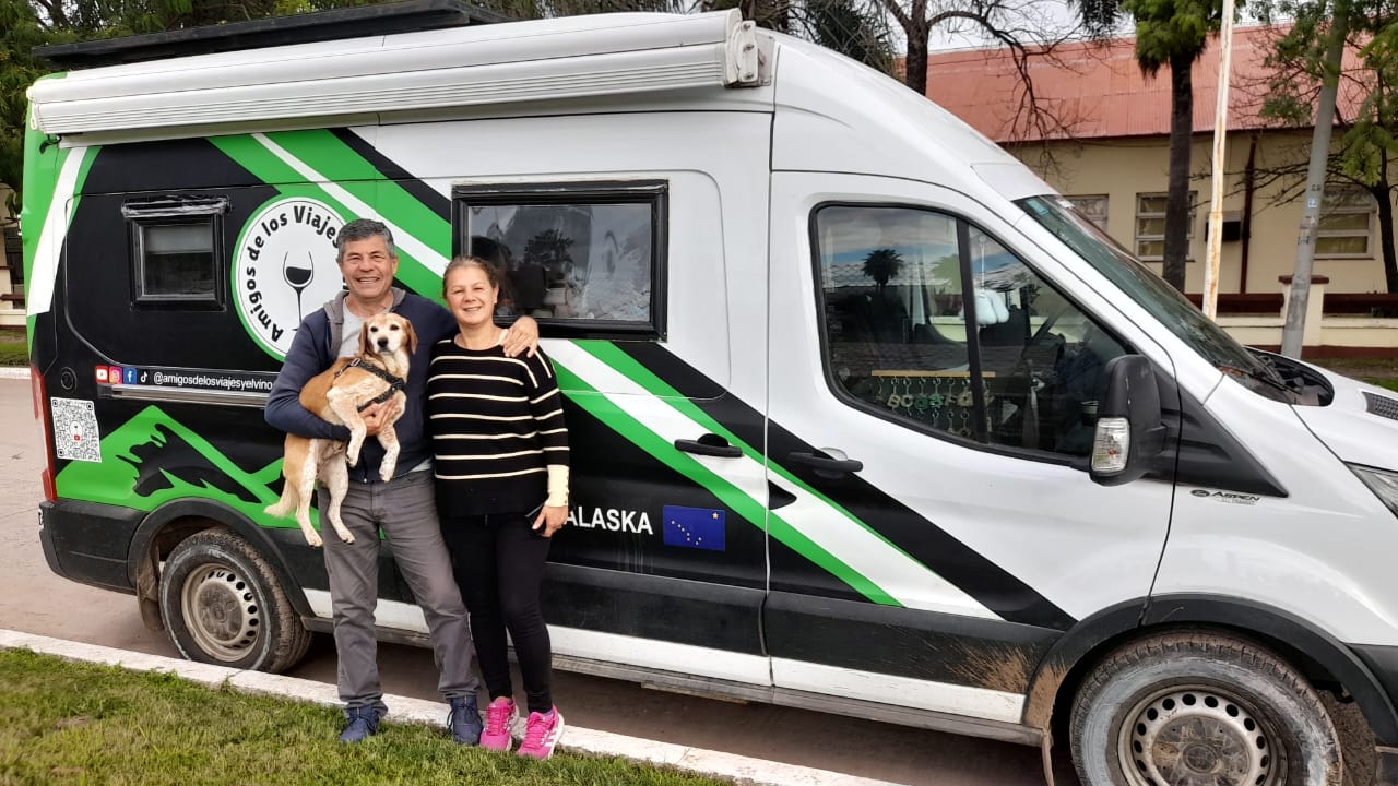 OSCAR Y ANDREA, VIAJEROS PERMANENTES, PASARON POR VILLA ÁNGELA Y CONTARON SU EXPERIENCIA 