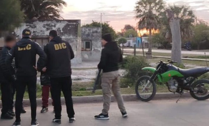 Villa Ángela: RECUPERAN CELULAR ROBADO Y SECUESTRAN MOTOCICLETA EN PODER DE DOS MENORES