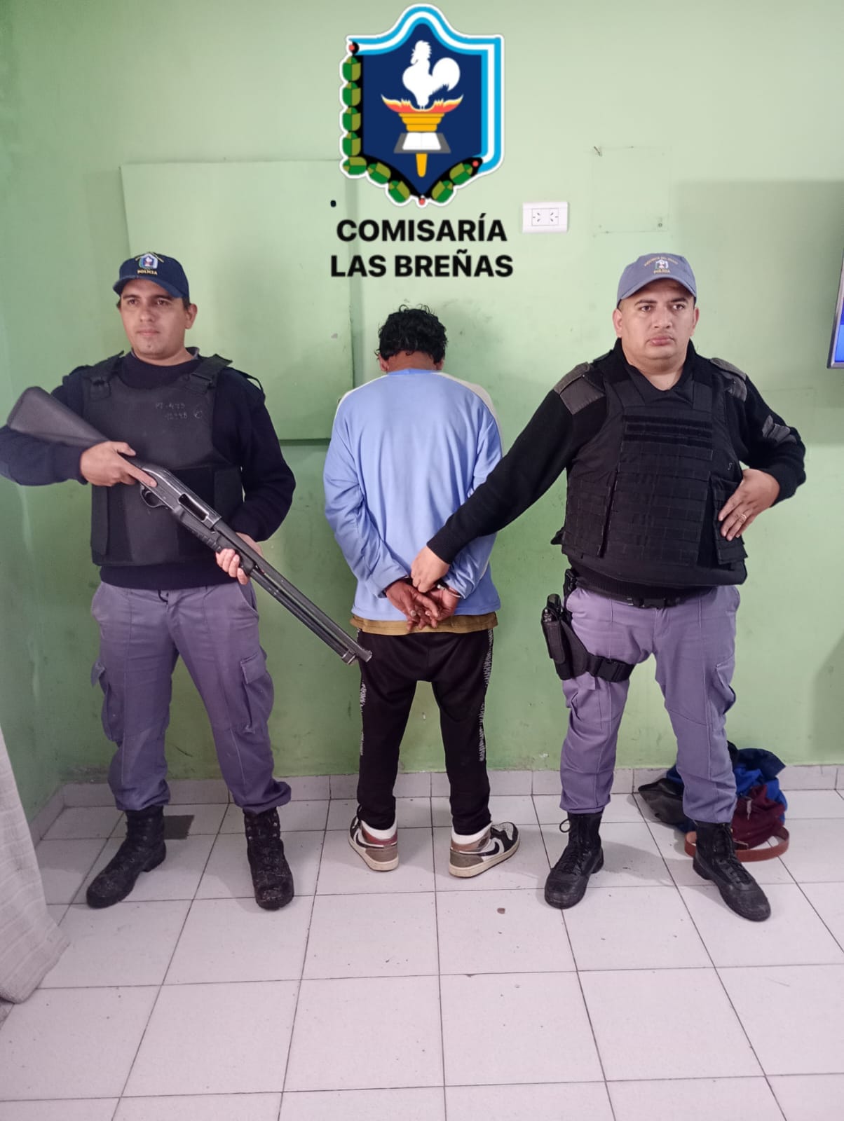 LAS BRE&Ntilde;AS DEMORARON A DOS HOMBRES POR DES&Oacute;RDENES EN LA V&Iacute;A P&Uacute;BLICA
