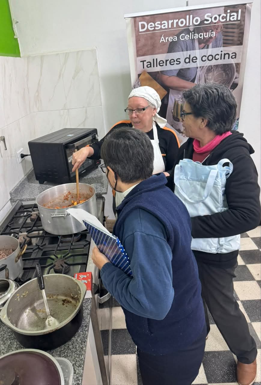 TALLER DE COCINA PARA CEL&Iacute;ACOS: PREPARARON CARBONADA CRIOLLA Y DESTACARON EL CRECIENTE INTER&Eacute;S DE LA COMUNIDAD