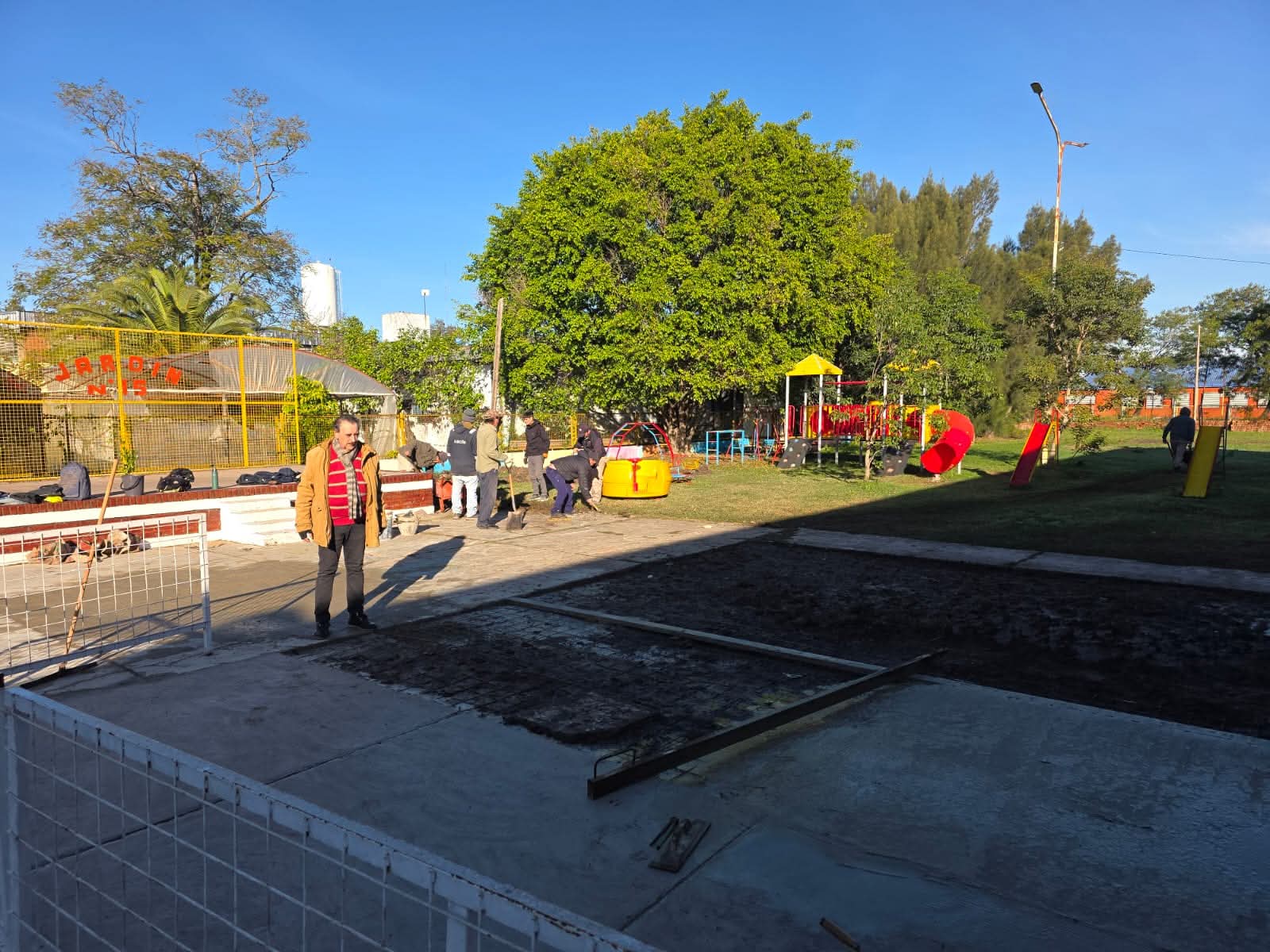 COLABORACI&Oacute;N INSTITUCIONAL: EL MUNICIPIO REALIZA LA AMPLIACI&Oacute;N DE UN PLAY&Oacute;N EN EL JARD&Iacute;N DE INFANTES N&deg; 15 