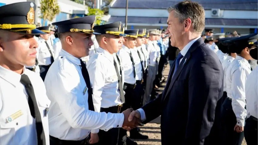 M&aacute;s de 300 alumnos de la Polic&iacute;a y del Servicio Penitenciario Provincial dieron el Juramento a la Bandera