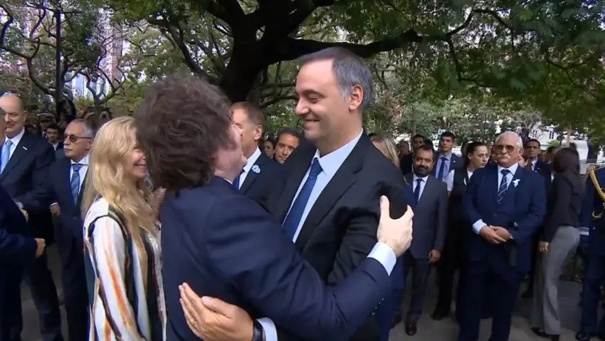 Milei busca ganar tiempo con Adorni y apuesta a sus aliados para frenar una ofensiva opositora