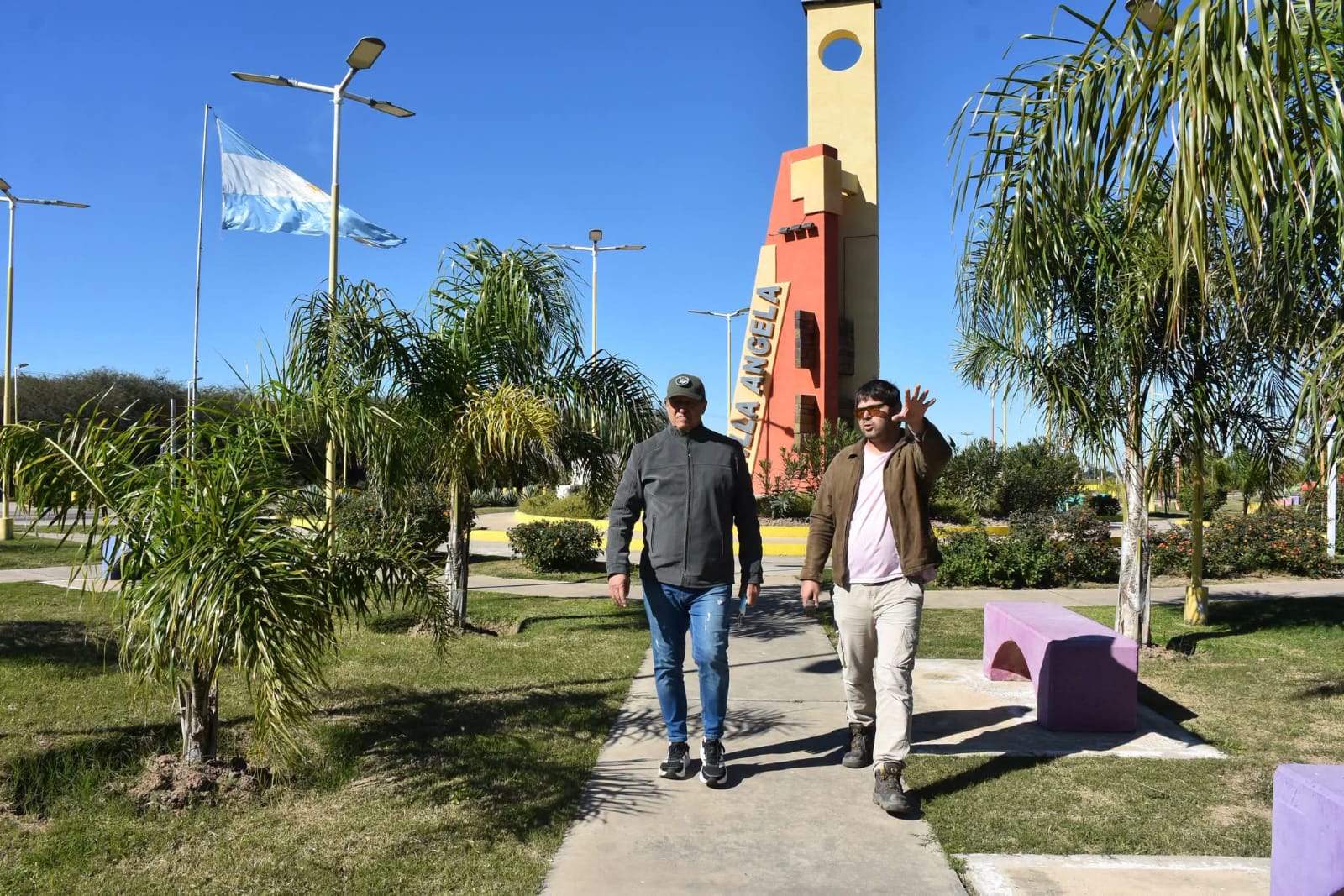 Villa &Aacute;ngela: CONTIN&Uacute;A LA PLANTACI&Oacute;N DE LAURELES DE JARD&Iacute;N EN EL ACCESO NORTE