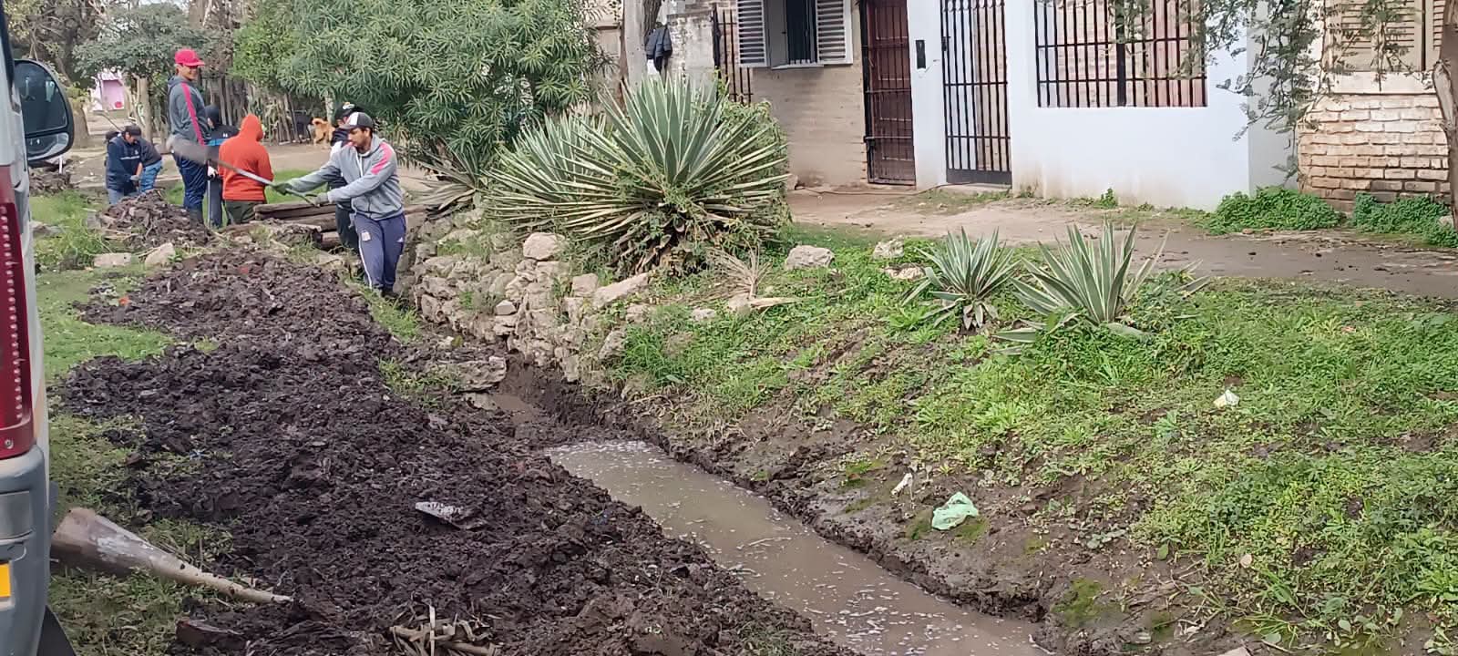 Villa &Aacute;ngela: EL MUNICIPIO CONTINUA CON LOS TRABAJOS DE CUNETEO EN EL BARRIO ESCALADA