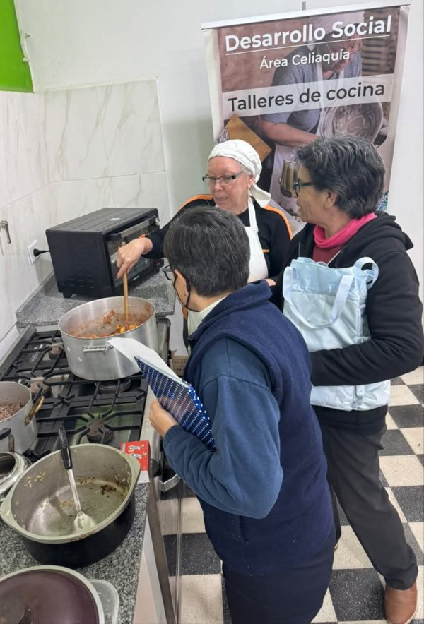 TALLER DE COCINA PARA CEL&Iacute;ACOS: PREPARARON CARBONADA CRIOLLA Y DESTACARON EL CRECIENTE INTER&Eacute;S DE LA COMUNIDAD