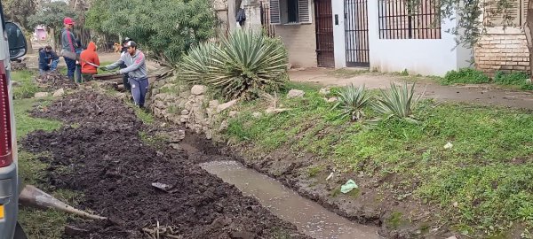 Villa &Aacute;ngela: EL MUNICIPIO CONTINUA CON LOS TRABAJOS DE CUNETEO EN EL BARRIO ESCALADA