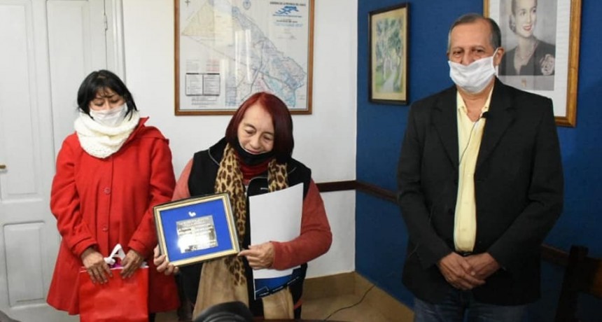 Villa &Aacute;ngela: EL INTENDENTE PAPP ENTREG&Oacute; UN RECONOCIMIENTO A LA FAMILIA DE OMAR &ldquo;CACHO&rdquo; PONCE DE LE&Oacute;N