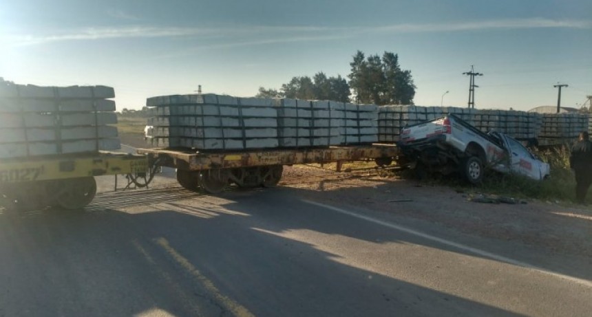 Fallecieron padre e hijo tras un feroz accidente vial entre una camioneta y una locomotora en Avia Terai