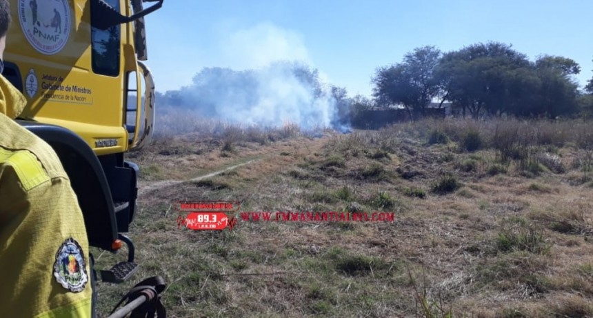 Villa &Aacute;ngela: PERSONAL DE BOMBEROS ACUDE AL LLAMADO DE UN INCENDIO QUE CONSUMI&Oacute; 150 mts2. DE TERRENO