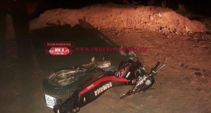 Coronel Du Graty: UN VILLANGELENSE EN MOTO Y EN APARENTE ESTADO DE EBRIEDAD, SE ESTRELL&Oacute; CONTRA EL CORTE DE ACCESO A LA CIUDAD