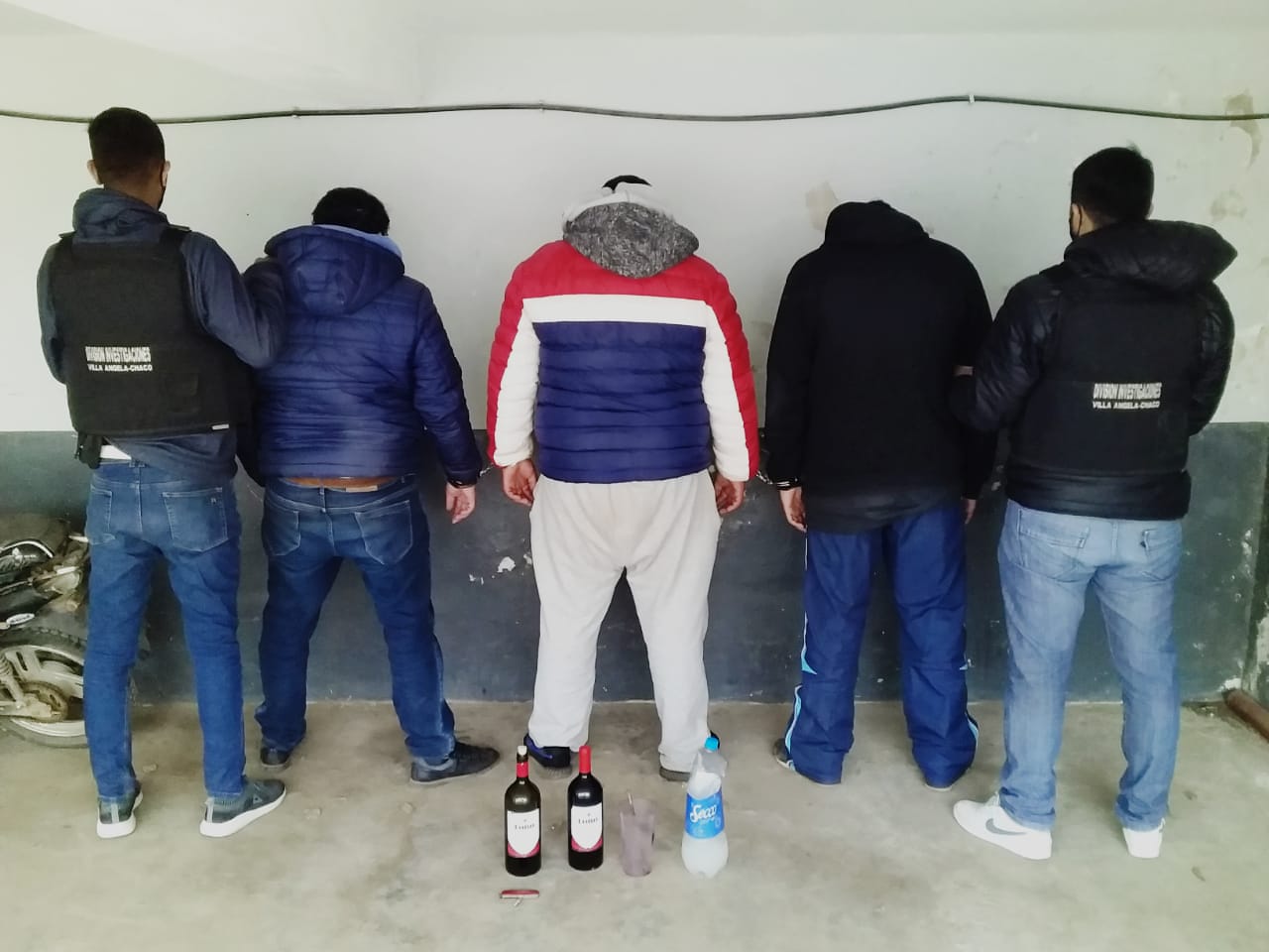Villa &Aacute;ngela: LA DIVISI&Oacute;N DE INVESTIGACIONES DETIENE A 3 PERSONAS QUE INGER&Iacute;AN BEBIDAS ALCOH&Oacute;LICAS EN UNA PLAZA