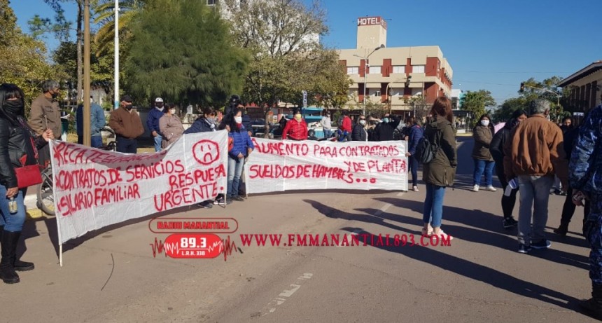 Villa Ángela: EL SINDICATO DE TRABAJADORES MUNICIPALES SE MANIFESTÓ Y ENTREGÓ UN PETITORIO AL EJECUTIVO MUNICIPAL EN RECLAMOS SALARIALES Y BLANQUEOS.