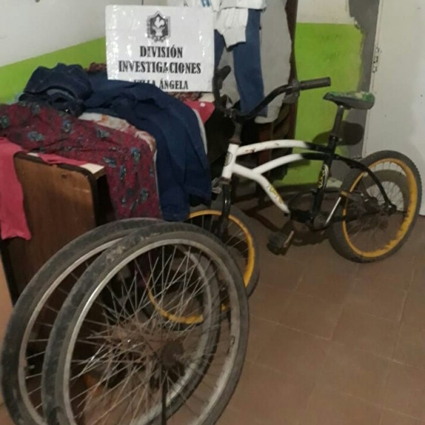 Villa &Aacute;ngela: EL PERSONAL POLICIAL RECUPERA DOS BICICLETAS ROBADAS DE UN DOMICILIO JUNTO A OTROS ELEMENTOS